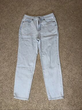 Old Navy Light Wash Straight Leg Women’s Jeans